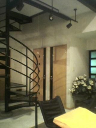 リビング - 音大生に最適♪　朝・夕食付。光熱費込。Ｇピアノ・ダーツ・カラオケ・駐車場有（別途）　共用リビング２５畳} - ルームシェアルームメイト