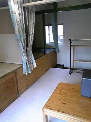 個室 - ドミトリー募集女性2人部屋} - ルームシェアルームメイト