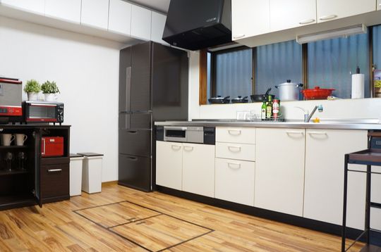 キッチン - 相鉄線鶴ヶ峰駅まで徒歩７分：広々６畳～８畳個室：女性専用} - ルームシェアルームメイト