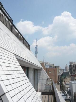 眺望 - サブレット貸★雷門徒歩2分★スカイツリー徒歩15分★4駅利用可能　浅草駅まで徒歩5分1dk  部屋からスカイツリー見えます } - ルームシェアルームメイト