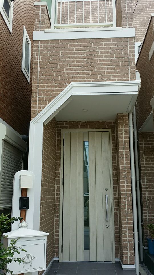 玄関 - 築浅の一戸建て 一部屋お貸しします} - ルームシェアルームメイト