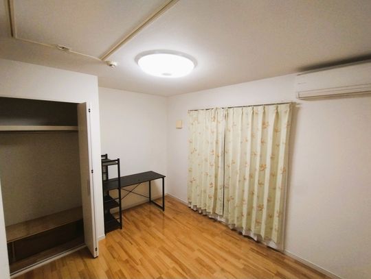 個室 - 【日野市】■閑静な戸建てシェア■個室5.5帖洋間■徒歩でアユ釣り■DIY許可■光熱費・共益費込み} - ルームシェアルームメイト