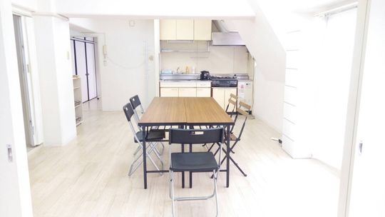 リビング - ＼＼初期費用0!お仕事も住む場所も同時にGET♪♪／／} - ルームシェアルームメイト