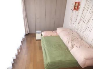 ベッド - 六本木ヒルズ徒歩5分、駅徒歩1分！短期6/10〜8/25} - ルームシェアルームメイト