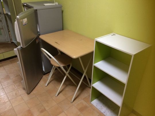 リビング - 山手線田端駅から徒歩9分、上野、秋葉原、東京、池袋、新宿、などへのアクセスが良く便利です。} - ルームシェアルームメイト