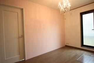 リビング - 下北沢駅徒歩２分、きれいな明るいお部屋お得です（＾＾）} - ルームシェアルームメイト