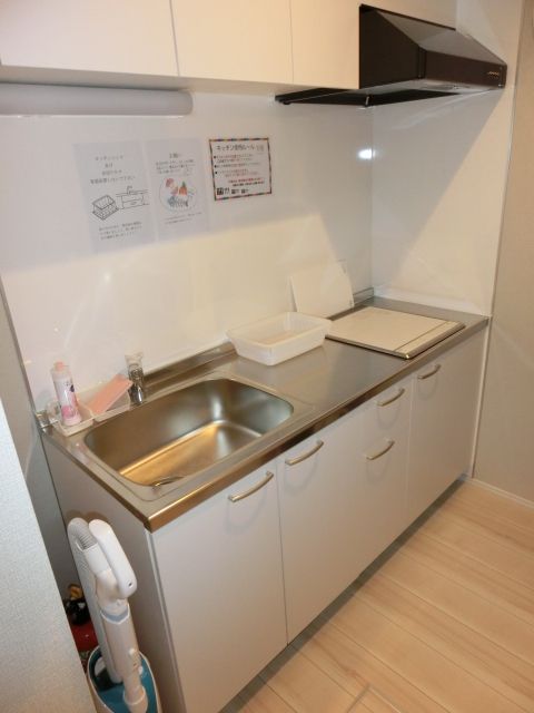 キッチン - 築浅★未入居★女性限定シェアハウスのご紹介です！} - ルームシェアルームメイト