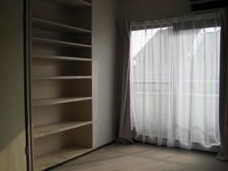 個室 - 閑静な住宅街　庭付きの綺麗な一戸建て（2階）} - ルームシェアルームメイト