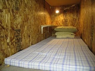 ベッド - 新御徒町駅徒歩2分。1ヶ月￥31,500。共益費込み。} - ルームシェアルームメイト