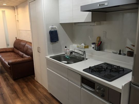 キッチン - リノベマンション家具付き！目黒駅徒歩5分の好立地} - ルームシェアルームメイト