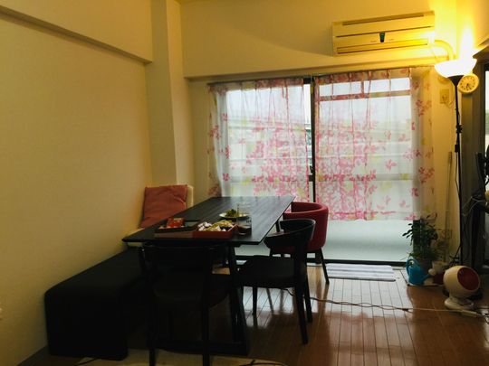 リビング - 1泊1500円(個室) 二子玉川/徒歩6分  9/13～9/18日入居可能な方のみ、短期1.5ヶ月入居可能な方 【女性限定】} - ルームシェアルームメイト