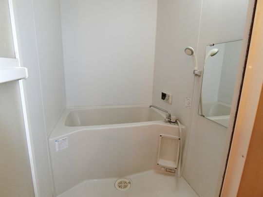 シャワー - 池袋駅 大塚駅から近く‼︎リーズナブルシェアハウス♪} - ルームシェアルームメイト