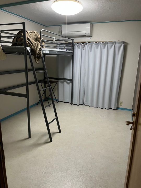 個室 - 部屋が一つ空いているのでお貸ししたいです。} - ルームシェアルームメイト