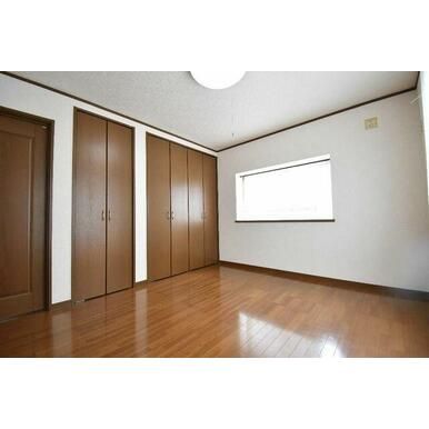 個室 - 【人気の湘南エリア】駅から徒歩7分の好立地、静かな住宅街です。} - ルームシェアルームメイト