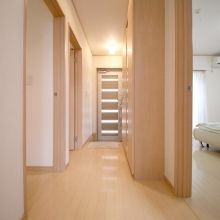 玄関 - 現在募集中！【コーヒーブランドのオーナーがプロデュースする擬似家族型シェアハウス】} - ルームシェアルームメイト