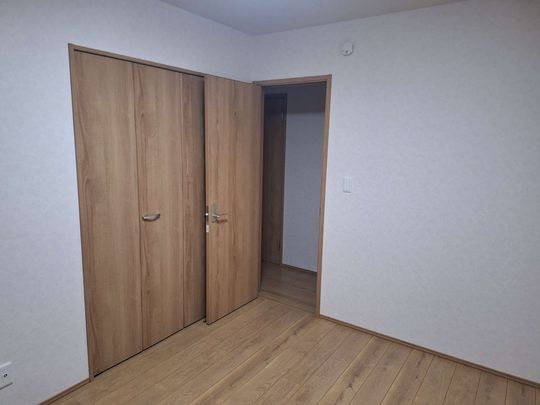 個室 - 築3年目一軒家、2F6畳1部屋貸します} - ルームシェアルームメイト