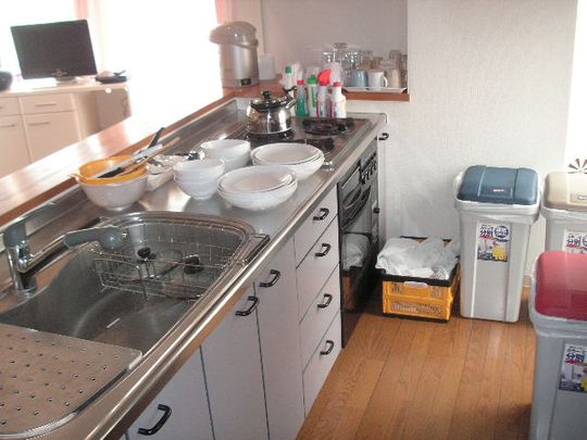 キッチン - 田園都市線三軒茶屋駅より徒歩1分のマンションで快適ライフを！駐車場有！初月フリーレント！} - ルームシェアルームメイト