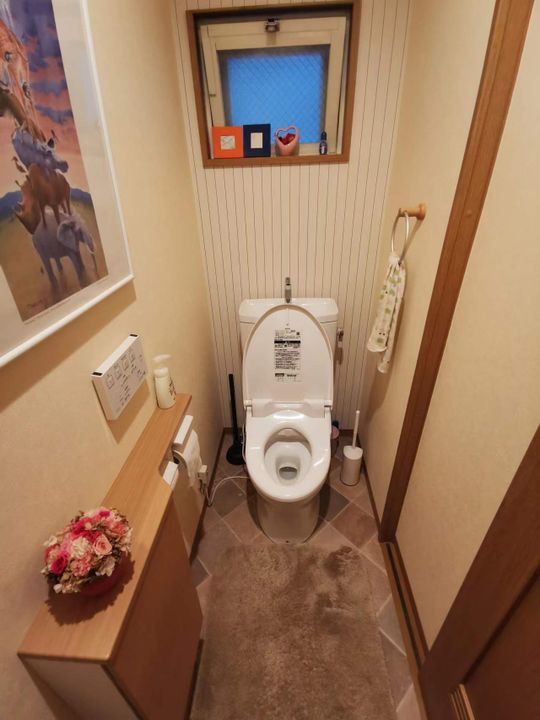 トイレ - ＊大卒以上女性限定＊東京都西麻布＊家具整備＊礼金敷金ゼロ＊短期契約可＊} - ルームシェアルームメイト