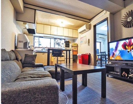 リビング - 渋谷駅徒歩8分！家賃3.6万円のシェアハウス（お米食べ放題）【男性2名：女性1名 募集中！】} - ルームシェアルームメイト