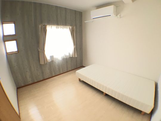 個室 - 【3月中お申し込みの方限定で初月賃料を半額または家具（クローゼットor机イスセット）が選べるキャンペーンを実施中です♪】蕨駅徒歩11分女性専用シェアハウスで新生活を始めてみて下さい♪} - ルームシェアルームメイト