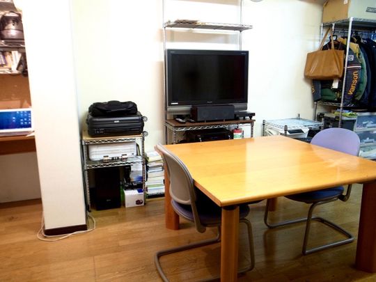 リビング - 初期費用０円！ 渋谷区 千駄ヶ谷駅 国立競技場駅 徒歩3分‼︎ 閑静な人気エリア} - ルームシェアルームメイト