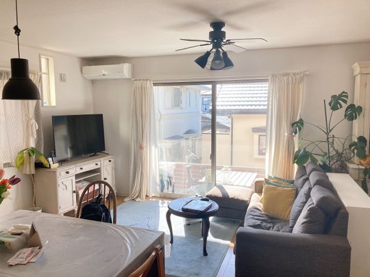 リビング - ハウスシェアのメンバー募集} - ルームシェアルームメイト