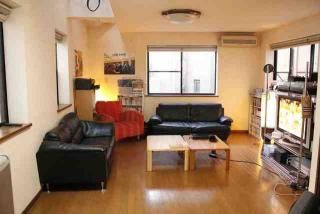 リビング - 中シェアメイト募集！ 中目黒・祐天寺エリア デザイナーズ戸建4ldk 6畳} - ルームシェアルームメイト