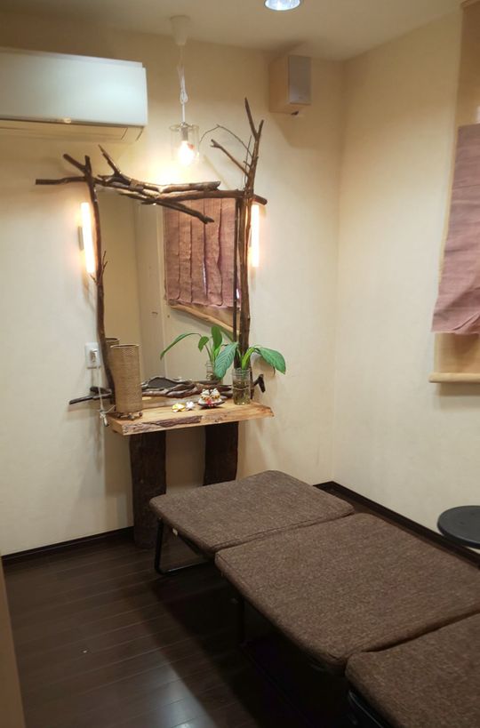 個室 - 美容レンタルルーム} - ルームシェアルームメイト