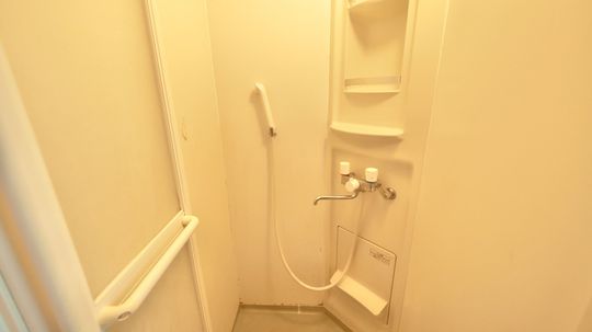 シャワー - 【8LDK！大型シェアハウス中野】} - ルームシェアルームメイト