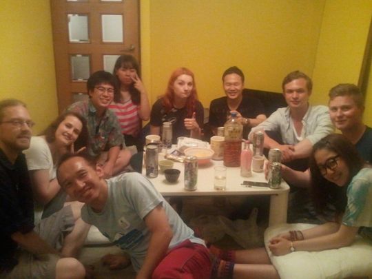 シェアメイト - 20代限定★日本人・韓国人・ロシア人と一緒にシェアハウス～一緒にバカ笑いしませんか?ボーダーなく家族になりましょう！リフォームしたばっかりの清潔感のあるお部屋です！} - ルームシェアルームメイト