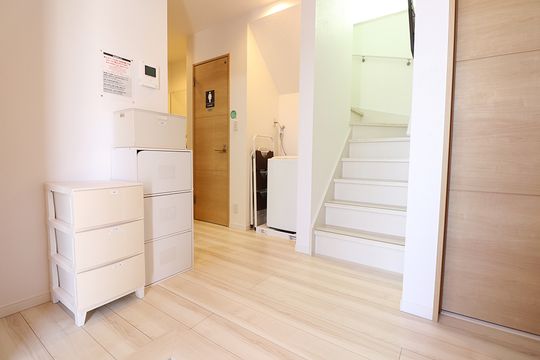 その他 - ３９歳未満限定！！初期費用は保証金の１５，０００円のみ！！２ヶ月賃料無料！！清潔感のある個室タイプのシェアハウスです。} - ルームシェアルームメイト