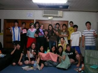 ラウンジでのパーティー - インターナショナルマンション　外国人と共同生活} - ルームシェアルームメイト