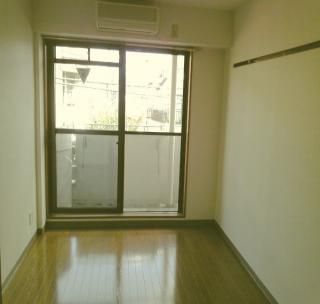 個室 - レンガ調3階東南部屋個室をご提供} - ルームシェアルームメイト