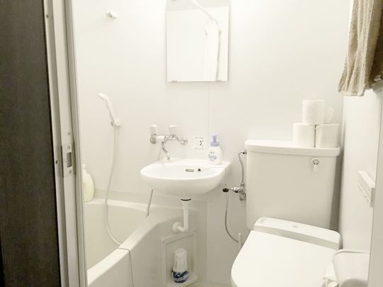 トイレ - ★好立地　日比谷線、銀座線、半蔵門線　三越前駅徒歩８分　小規模で暮らし安いシェアハウスです。} - ルームシェアルームメイト