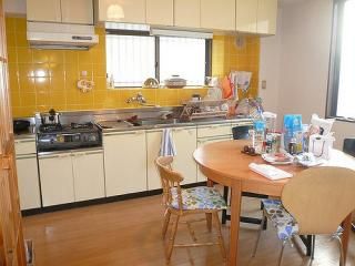 キッチン - 都会の中の明るい下町。新宿近くの6ldkアットホームハウス} - ルームシェアルームメイト