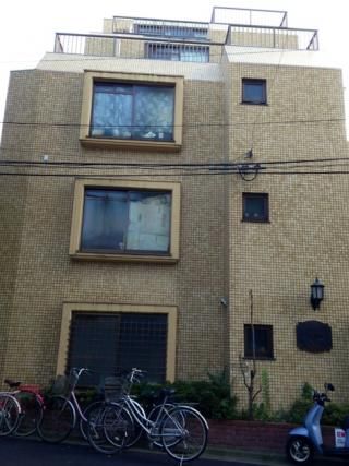 建物 - 完全賃貸ワンルーム、バス、キッチン、家具、家電付き!新宿まで12分　初期費用3万円　即入居可} - ルームシェアルームメイト