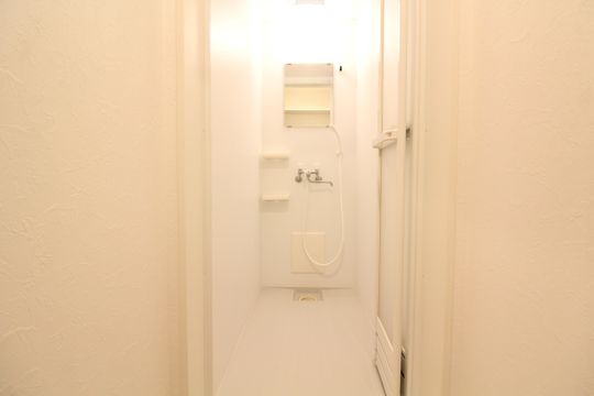 シャワー - 【6.7.8月限定】家賃初月半額キャンペーン！高井戸駅徒歩6分の男性専用シェアハウス} - ルームシェアルームメイト