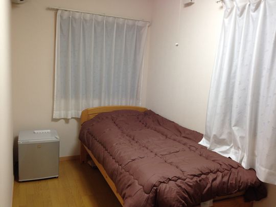 個室 - 東京で格安シェアハウス！初期費用無し！現在の状況によってはお安く致します。} - ルームシェアルームメイト