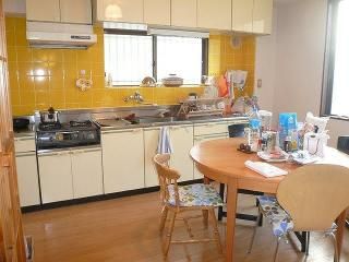 キッチン - 6人暮らしのアットホームなシェアハウス。新宿近くの都会の中の明るい下町。} - ルームシェアルームメイト