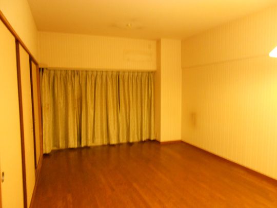 リビング - 芦屋市の閑静な住宅街にあるファミリーマンションのルームシェア―です。} - ルームシェアルームメイト