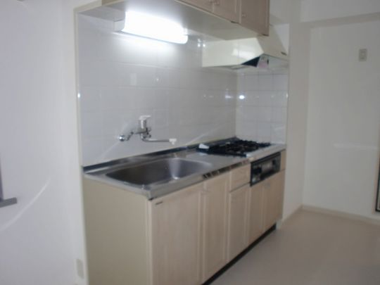 キッチン - 駅近　スーパー・コンビニ・ホームセンター至近　フリーレント1か月キャンペーン　リモートワークスペース利用可} - ルームシェアルームメイト