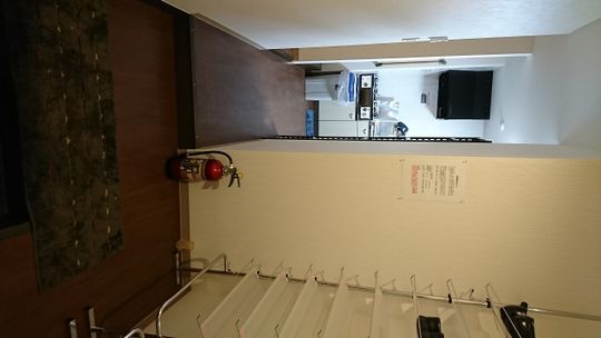 玄関 - 入居キャンペーン中につき初月賃料無料！！！} - ルームシェアルームメイト