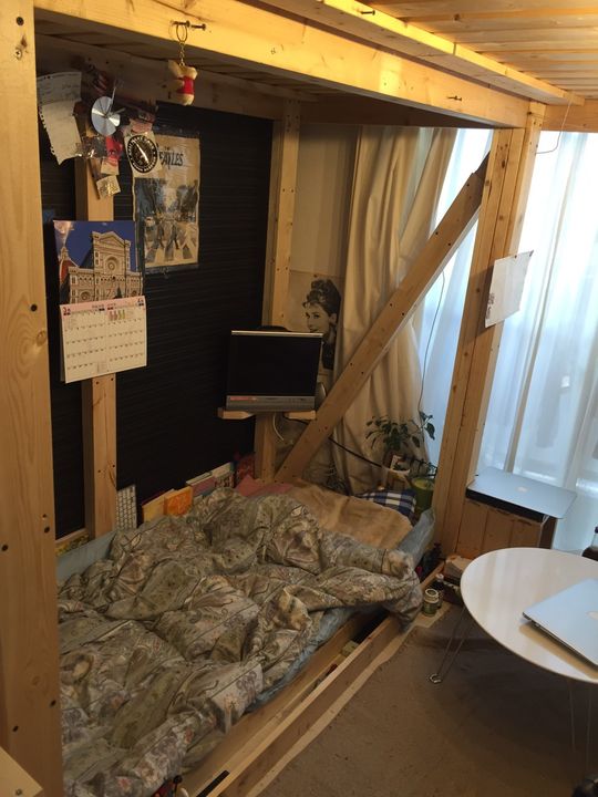 リビング - 光熱費、インターネット諸費用込み、初期費用０円の月額３００００円ルームシェア募集} - ルームシェアルームメイト