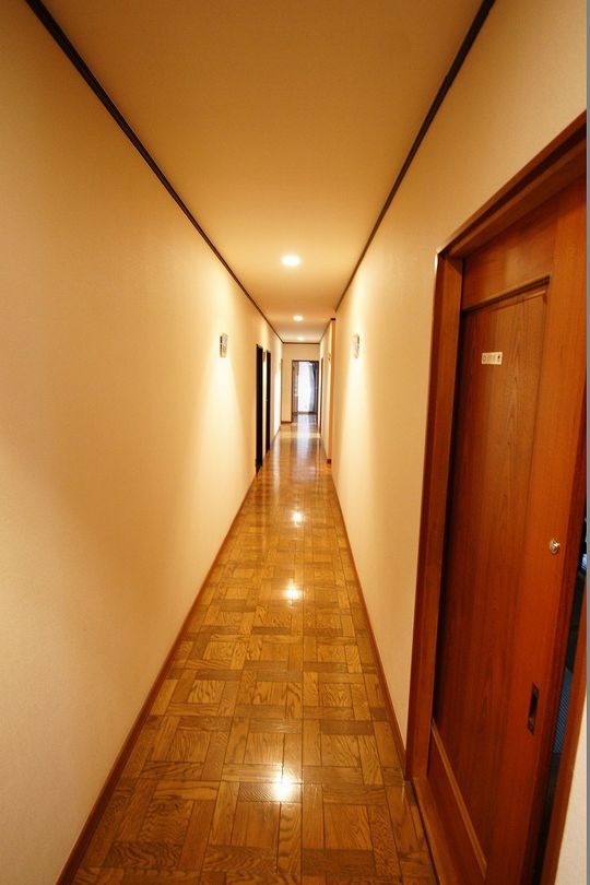 玄関 - 綺麗、リーズナブル。 そして旅が好きな人、海外好きな人が集まるシェアハウスです。} - ルームシェアルームメイト