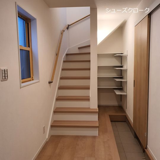 玄関 - コリアンタウンすぐカフェの上のルームシェア募集！} - ルームシェアルームメイト