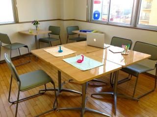 リビング - 北千住駅から徒歩７分、通勤・通学に便利な女性専用ドミトリーです。共有フリースペースもあり、それぞれの生活スタイルで過ごせます。} - ルームシェアルームメイト