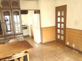 リビング - ジモティ・訳あり優先　一戸建ての2f(6畳:洋室)と1f(6畳:和室)が空いています} - ルームシェアルームメイト