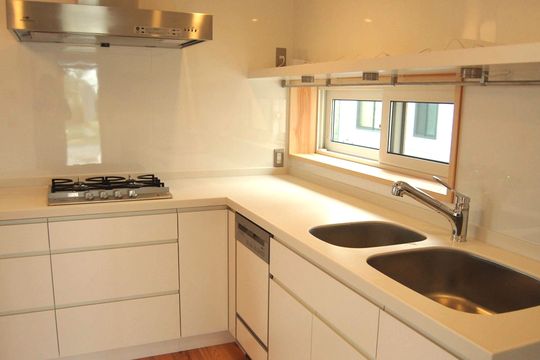 キッチン - 池袋駅から徒歩すぐのシェアハウス！今なら最大32000円割引！} - ルームシェアルームメイト