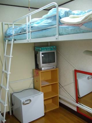 個室 - 西川口駅近4分、初月5万円入居ok！残金は分割払ok！布団・専用テレビと専用冷蔵庫付き！コンビニ＆ｽｰﾊﾟｰ歩1分！} - ルームシェアルームメイト