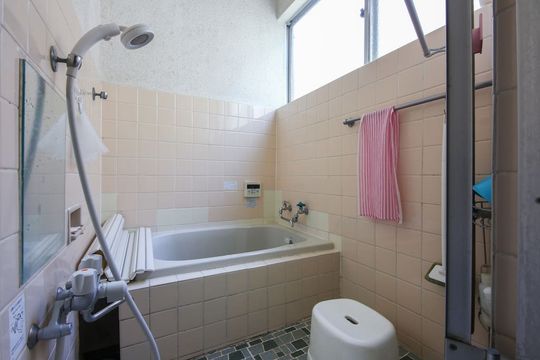 風呂 - 【値下げ!】広々8畳　洋室★大きな窓で明るいお部屋です！} - ルームシェアルームメイト